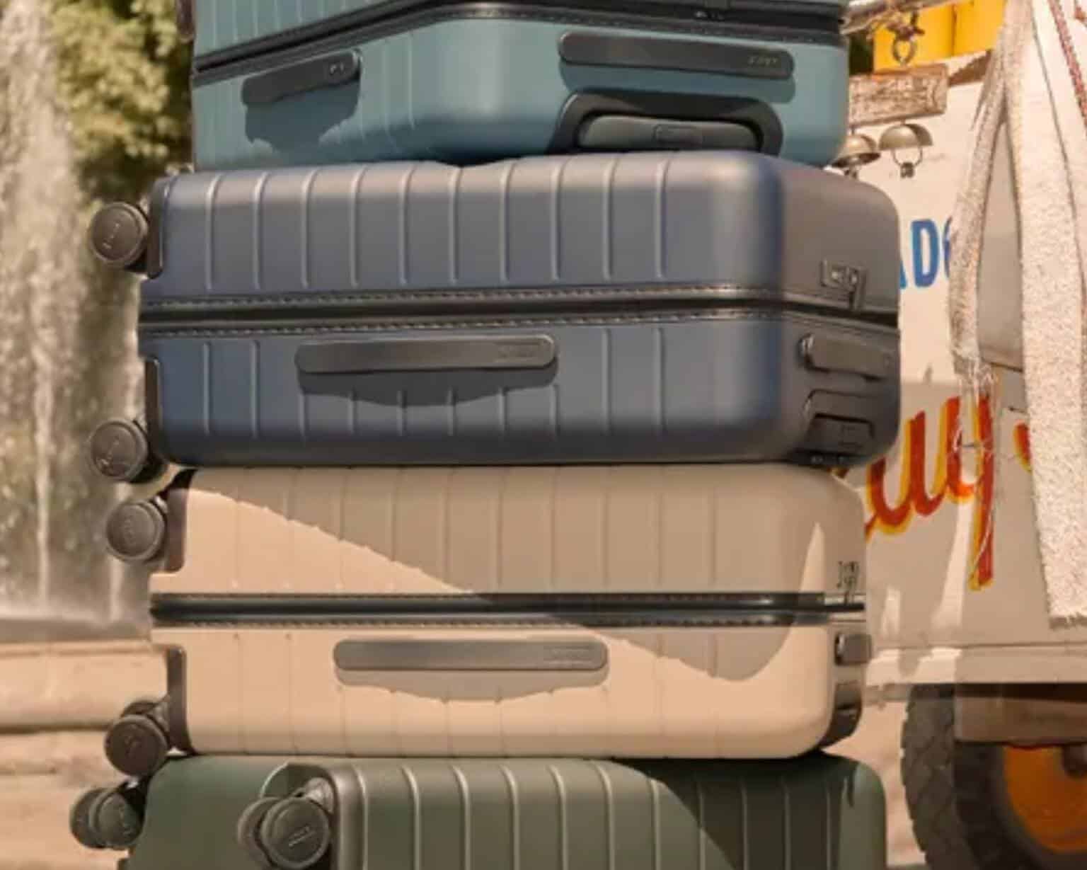 15 Best Carry on Hardside Luggage That Will Fit Into The Overhead Bins 15-best-carry-on-hardside-luggage-that-will-fit-into-the-overhead-bins